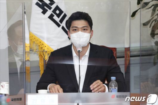 (서울=뉴스1) 구윤성 기자 = 김용태 국민의힘 청년최고위원이 14일 오후 서울 여의도 국회에서 열린 최고위원회의에서 발언하고 있다. 2021.6.14/뉴스1