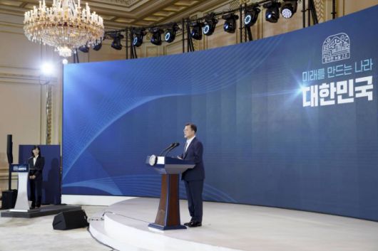 [서울=뉴시스] 문재인 대통령이 14일 청와대 영빈관에서 열린 ‘한국판 뉴딜 2.0  미래를 만드는 나라 대한민국’에서 기조연설을 하고 있다. (사진=청와대 제공) 2021.07.14. photo@newsis.com