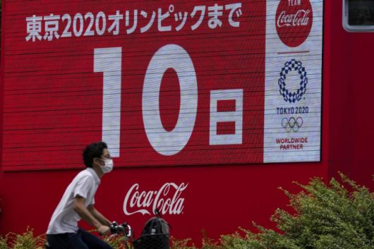 [도쿄=AP/뉴시스] 13일 일본 도쿄에서 코로나19 확산 방지를 위해 마스크를 쓴 한 사람이