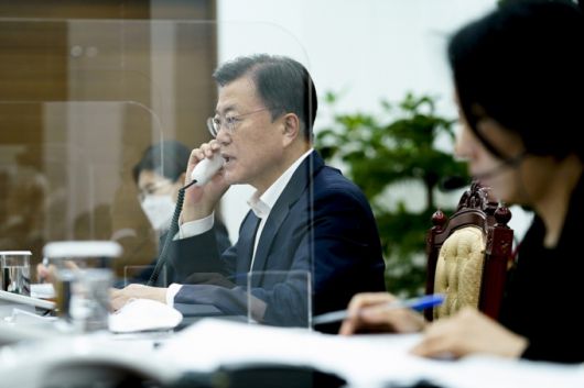 문재인 대통령이 15일 청와대에서  응웬 푸 쫑 베트남 당서기장과 전화 통화를 갖고 있다. /사진제공=청와대