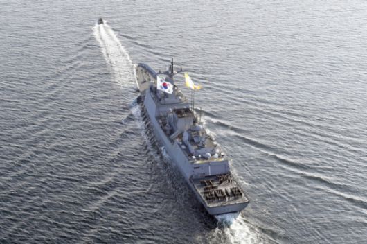 = 14일 오전 해군 4400톤급 구축함 문무대왕함(DDH-976)이 LYNX 해상작전헬기와 UDT/SEAL 대원이 탑승한 고속단정의 호위를 받으며, 2018년 평창 동계올림픽 성화를 해상에서 봉송하고 있다. (해군본부 제공) 2017.11.14/뉴스1