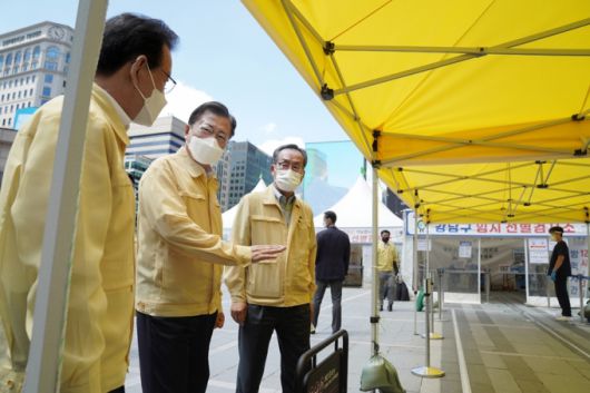 문재인 대통령이 18일 삼성역 코로나19 임시선별검사소를 방문했다. /사진제공=청와대
