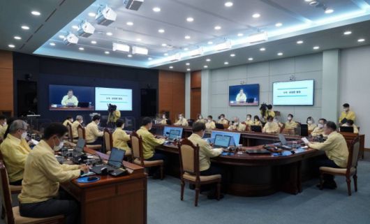 [서울=뉴시스] 문재인 대통령이 19일 오후 청와대에서 열린 수석·보좌관회의에서 발언하고 있다. (사진=청와대 제공) 2021.7.19. photo@newsis.com *재판매 및 DB 금지