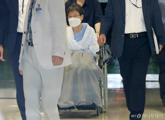 수감 중인 박근혜 전 대통령이 20일 오후 어깨 수술 부위 통증 치료를 위해 서울 서초구 성모병원으로 입원하고 있다. /사진=김휘선 기자 hwijpg@