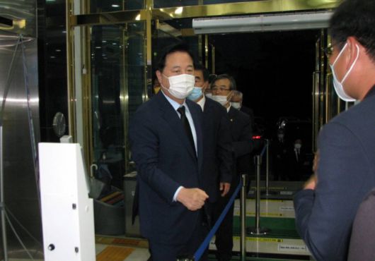 김두관 민주당 대선 예비후보가 조문을 위해 이달 13일 오후 김경수 경남도지사 장인의 빈소가 차려진 전남 목포시 산정동 봉황장례문화원에 들어서고 있다. / 사진제공=뉴시스