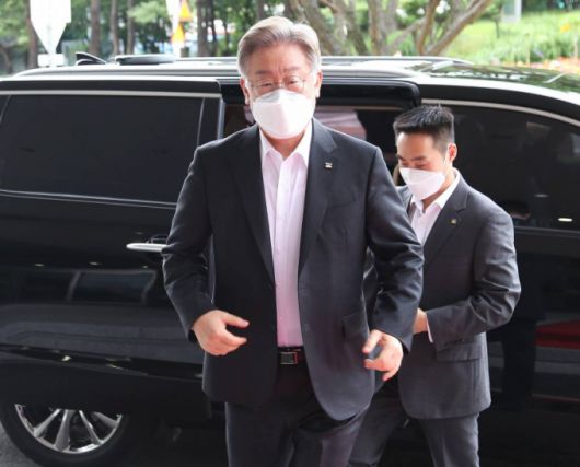 이재명 경기도지사가  이달 20일 오후 경기도 화성시 삼성전자 반도체 화성캠퍼스를 방문해 간담회장으로 들어서고 있다. / 사진제공=뉴시스