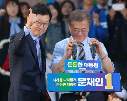 = 30일 서울 서대문구 신촌로에서 열린 문재인 더불어민주당 대선 후보의 집중유세에서 김경수 대변인이 엄지손가락을 치켜세우고 있다. 2017.4.30/뉴스1