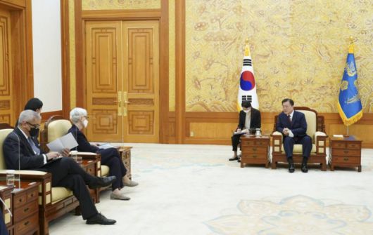 [서울=뉴시스] 문재인 대통령이 22일 청와대에서 웬디 셔먼 미 국무부 부장관을 접견하고 있다. (사진=청와대 제공) 2021.7.22. photo@newsis.com *재판매 및 DB 금지
