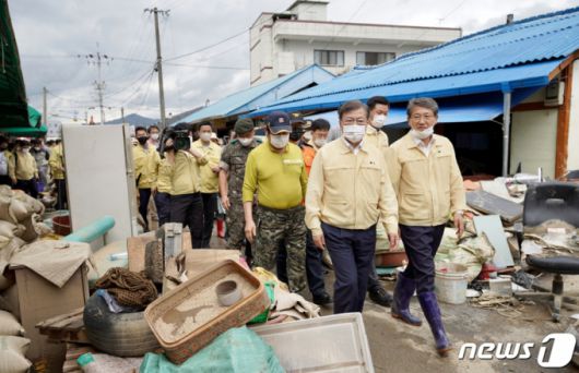 (서울=뉴스1) = 문재인 대통령이 12일 집중호우 피해를 입은 전남 구례군 구례5일장을 찾아 피해현장을 둘러보고 있다.   지난 6일 경기 연천군 군남댐 방문에 이어 문 대통령이 집중호우 관련 현장을 찾은 것은 이번이 두 번째다. (청와대 제공) 2020.8.12/뉴스1