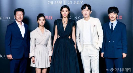 배우 김뢰하, 김시아, 전지현, 박병은, 구교환이 20일 오전 온라인으로 진행된 넷플릭스 '킹덤: 아신전' 제작발표회에 참석해 포즈를 취하고 있다. / 사진제공 = 넷플릭스 /사진=김창현 기자 chmt@