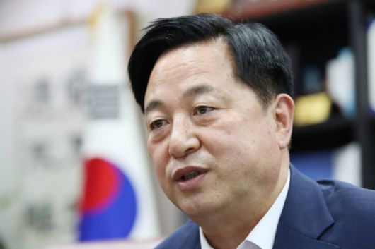 [서울=뉴시스] 전신 기자 = 더불어민주당 대권주자인 김두관 의원이 26일 서울 여의도 국회 의원회관 사무실에서 인터뷰하고 있다. 2021.07.27. photo1006@newsis.com