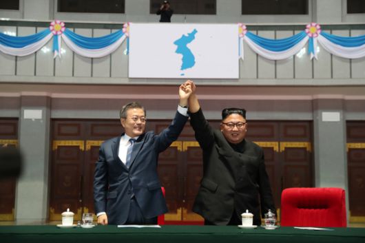 =  문재인 대통령과 북한 김정은 국무위원장이 19일 밤 평양 5.1 경기장에서 열린 '빛나는 조국'을 관람한 뒤 환호하는 평양 시민들에게 손을 들어 인사하고 있다. 2018.9.19/뉴스1