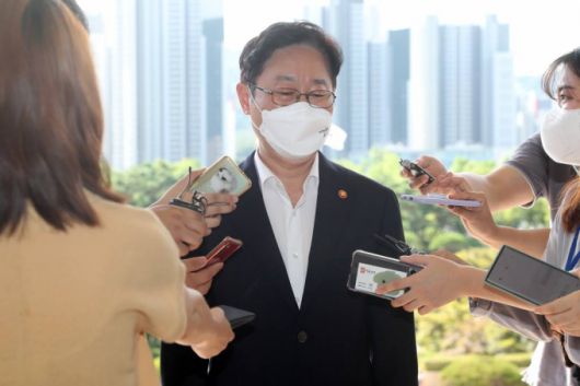 [과천=뉴시스] 조수정 기자 = 박범계 법무부 장관이 9일 오전 경기 과천 법무부 청사로 출근하며 취재기자들의 질문에 답하고 있다. (공동취재사진) 2021.08.09. photo@newsis.com