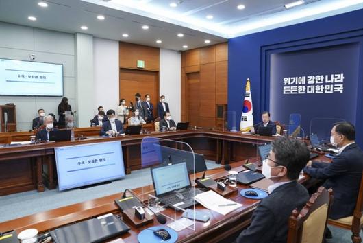 [서울=뉴시스] 김진아 기자 = 문재인 대통령이 9일 청와대에서 열린 수석·보좌관회의에서 발언하고 있다. 2021.08.09. bluesoda@newsis.com