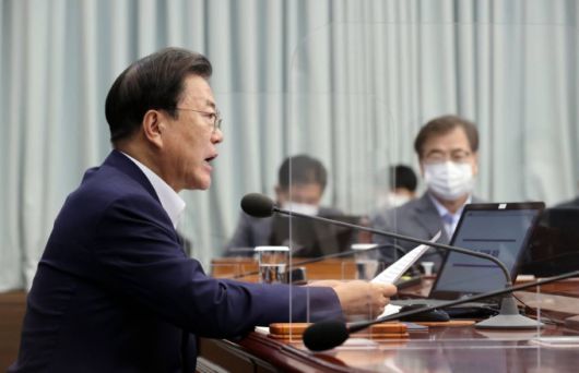 [서울=뉴시스 김진아 기자 = 문재인 대통령이 9일 청와대에서 열린 수석·보좌관회의에서 발언하고 있다. 2021.08.09. bluesoda@newsis.com