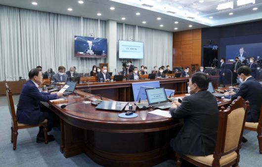 [서울=뉴시스] 김진아 기자 = 문재인 대통령이 9일 청와대에서 열린 수석·보좌관회의에서 발언하고 있다. 2021.08.09. bluesoda@newsis.com