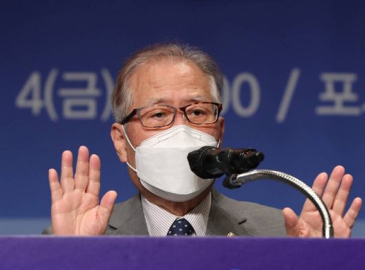 [서울=뉴시스]전진환 기자 = 정세현 민주평통 수석부의장이 4일 오후 '한반도 종전과 평화프로세스 재개를 위한 전략적 접근'을 주제로 민주평화통일자문회의 창립 40주년 기념 포럼이 열린 서울 종로구 포시즌스호텔에서 기조연설을 하고 있다.  2021.06.04. amin2@newsis.com