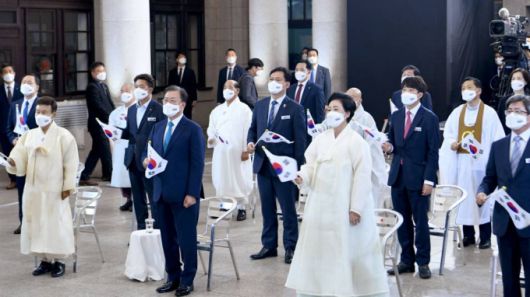 [서울=뉴시스] 김진아 기자 = 문재인 대통령과 김정숙 여사가 15일 서울 중구 문화역서울284에서 열린 제76주년 광복절 경축식에서 광복절 노래를 제창하고 있다. 2021.08.15. bluesoda@newsis.com