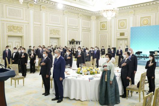 [서울=뉴시스] 전진환 기자 =  문재인 대통령과 김정숙 여사가 17일 청와대에서 열린 한-카자흐스탄 국빈만찬에서 토카예프 카자흐스탄 대통령과 국민의례를 하고 있다. 2021.08.17. amin2@newsis.com