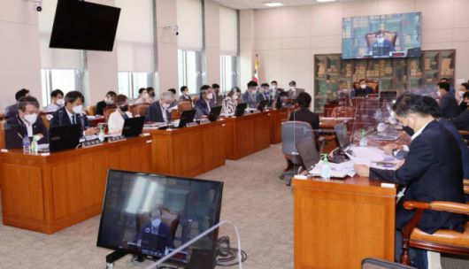 [서울=뉴시스] 전신 기자 = 17일 서울 여의도 국회에서 문화체육관광위원회 전체회의가 열리고 있다. (공동취재사진) 2021.08.17. photo@newsis.com