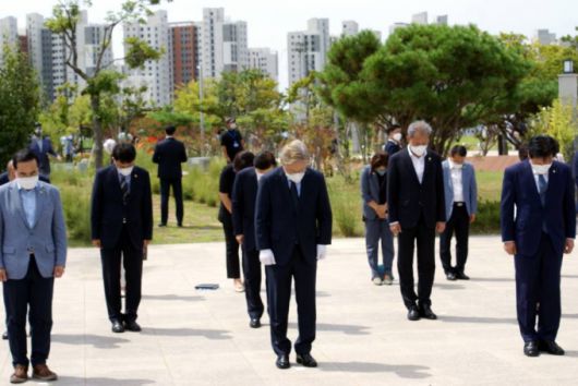 더불어민주당 대권 주자인 이재명 경기지사가 이달 15일 전남 여수시 이순신공원 내 항일독립운동기념탑에서 항일운동 역사를 기리며 묵념하고 있다. / 사진제공=뉴시스