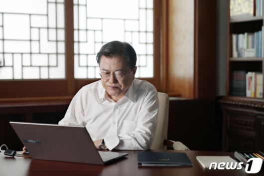 (서울=뉴스1) 유승관 기자 = 문재인 대통령이 19일 청와대 본관 집무실에서 ‘국민청원’ 도입 4주년을 맞아 국민청원에 직접 답변하고 있다. (청와대 제공) 2021.8.19/뉴스1