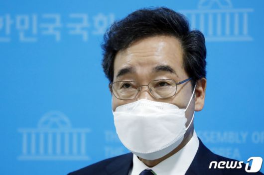 더불어민주당 대선 예비후보인 이낙연 전 대표가  지난 19일 서울 여의도 국회 소통관에서 중소·벤처기업 성장 전략 공약 발표를 마친 뒤 취재진의 질문에 답하고 있다/사진=뉴스1