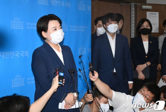 국민의힘 대선주자인 윤희숙 의원이 25일 오전 국회 소통관에서 기자회견을 열고 대선 경선 및 의원직 사퇴 의사를 밝힌 뒤 질의에 답하고 있다.  /사진=뉴스1