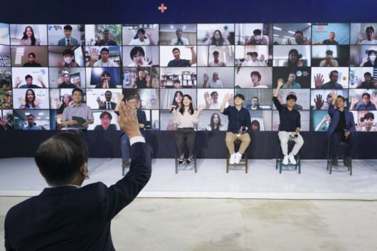 [서울=뉴시스] 김진아 기자 = 문재인 대통령이 26일 청와대에서 열린 제2벤처붐 성과보고회 ‘K+벤처’에서 화성 참석자들 및 강연자들과 손흔들며 인사를 하고 있다. 2021.08.26. bluesoda@newsis.com