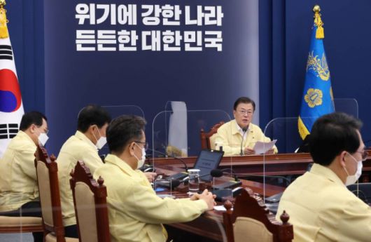 [서울=뉴시스] 전진환 기자 = 문재인 대통령이 30일 오후 청와대 여민관에서 열린 수석·보좌관회의에 참석해 발언하고 있다. 2021.08.30. amin2@newsis.com