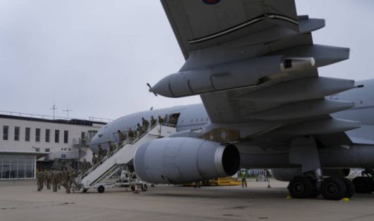 [브리즈노튼(영국)=AP/뉴시스]아프가니스탄을 탈출한 아프간인들을 태운 영국 공군의 보이저 수송기가 28일 브리즈노튼 공항에 착륙해 있다. 영국 국방부는 이날 아프간 국민들을 태운 마지막 대피 항공기가 카불 공항을 떠났다고 밝혔다. 아프간 주재 영국 대사도 이제 대피 작전을 끝낼 때라고 말했다. 2021.8.28