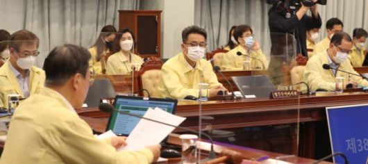 [서울=뉴시스] 전진환 기자 = 이철희 정무수석 등 참모진이 31일 오전 청와대 여민관 영상회의실에서 열린 국무회의(영상)에 참석해 문재인 대통령의 발언을 경청하고 있다. 2021.08.31. amin2@newsis.com