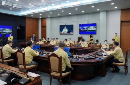 [서울=뉴시스 전진환 기자 = 문재인 대통령이 31일 오전 청와대 여민관 영상회의실에서 열린 국무회의(영상)에 참석해 발언하고 있다. 2021.08.31. amin2@newsis.com