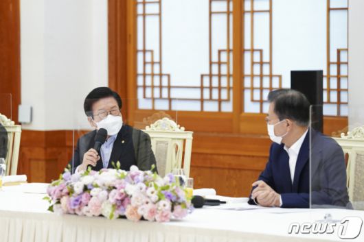 (서울=뉴스1) 유승관 기자 = 박병석 국회의장이 3일 청와대에서 열린 문재인 대통령 초청 국회의장단 및 상임위원장단 오찬간담회에서 발언하고 있다. 2021.9.3/뉴스1