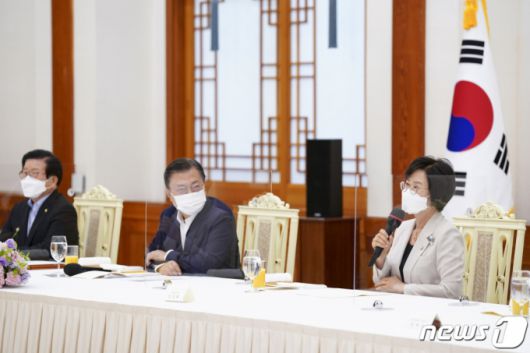 (서울=뉴스1) 유승관 기자 = 김상희 국회부의장이 3일 청와대에서 열린 문재인 대통령 초청 국회의장단 및 상임위원장단 오찬간담회에서 발언하고 있다. 2021.9.3/뉴스1