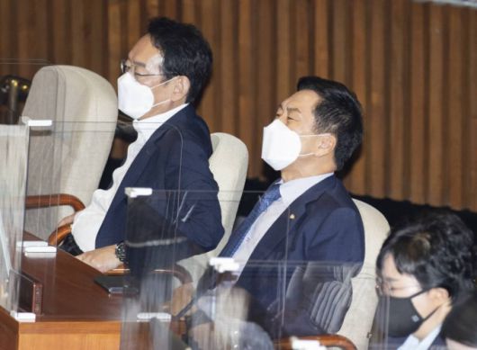 김기현 국민의힘 원내대표가 8일 서울 여의도 국회에서 열린 본회의에서 윤호중 더불어민주당 원내대표의 교섭단체 대표연설을 듣고 있다. / 사진제공=뉴시스