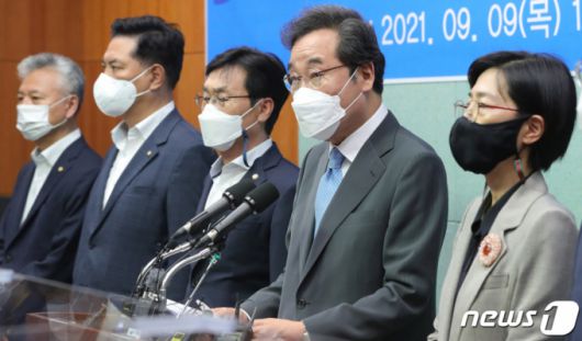 (전주=뉴스1) 유경석 기자 = 이낙연 더불어민주당 대선 경선 후보가 9일 전북 전주시 전북도의회에서 전북지역 공약을 발표하고 있다. 2021.9.9/뉴스1