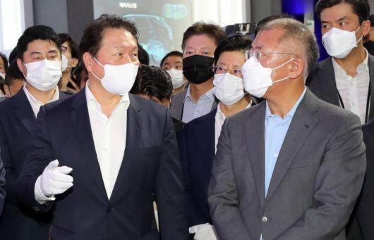 [서울=뉴시스] 배훈식 기자 = 최태원 SK그룹 회장(왼쪽)과 정의선 현대자동차그룹 회장이 8일 오전 경기 고양시 킨텍스에서 열린 '2021 수소모빌리티+쇼'에 참석해 이야기를 나누고 있다. (공동취재사진) 2021.09.08.