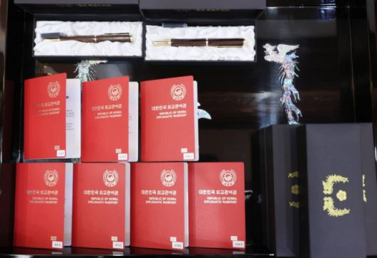 [서울=뉴시스] 전진환 기자 = 문재인 대통령이 14일 청와대에서 열린 미래세대와 문화를 위한 대통령 특별사절 임명장 수여식에서 그룹 BTS에게 임명장을 수여했다. 사진은 이날 BTS 멤버들에게 전해진 외교관 여권과 기념품(만년필). 2021.09.14.