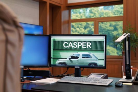 [서울=뉴시스] 문재인 대통령이 14일 오전 청와대 여민관 집무실에서 ‘광주형 일자리’를 통해 처음으로 생산되는 경형 SUV ‘캐스퍼’ 차량 온라인 사전예약을 하고 있다. (사진=청와대 제공) 2021.09.14. *재판매 및 DB 금지