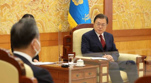 [서울=뉴시스] 전진환 기자 = 문재인 대통령이 15일 청와대 본관 접견실에서 왕이 중국 국무위원 겸 외교부장을 접견하며 인사말을 하고 있다. 2021.09.15.