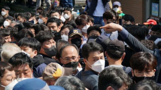 19일 유승민 전 의원이 박정희 전 대통령 생가 앞에서 우리공화당원 등과 대치하고 있다. /사진=유승민 캠프