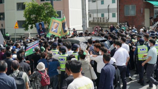 19일 박정희 전 대통령 생가 앞에서 유승민 전 의원을 막아서고 있는 우리공화당 당원 등 박 전 대통령 지지자들. /사진=유승민 캠프
