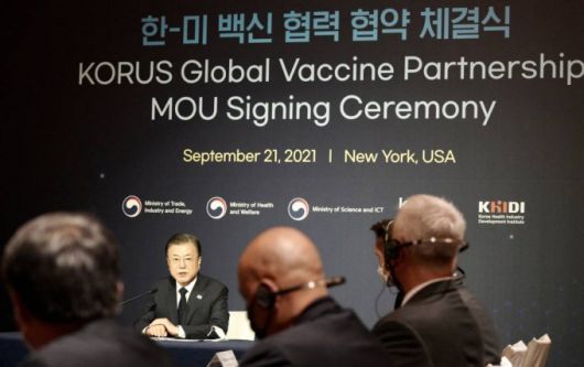 [뉴욕=뉴시스 김진아 기자 = 문재인 대통령이 21일(현지시간) 미국 뉴욕의 한 호텔에서 열린 한미 백신 협력 협약 체결식에서 발언하고 있다. 2021.09.21.