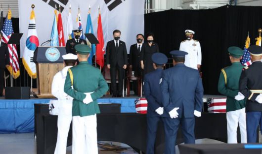 [호놀룰루=뉴시스] 김진아 기자 = 문재인 대통령과 김정숙 여사가 22일(현지시간) 미국 히캄 공군기지 19번 격납고에서 열린 한미 유해 상호 인수식에서 전사자에 대한 묵념을 하고 있다. 2021.09.23.