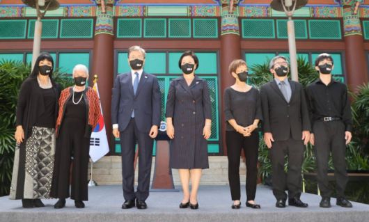 [호놀룰루=뉴시스] 김진아 기자 = 문재인 대통령과 김정숙 여사가 22일(현지시간) 미국 하와이대 한국학 연구소에서 열린 독립유공자 훈장 추서식에서 애국장과 애족장을 수여받은 독립유공자 김노디 지사 후손, 안정송 지사 후손을 비롯한 참석자들과 기념촬영을 하고 있다. 2021.09.23.