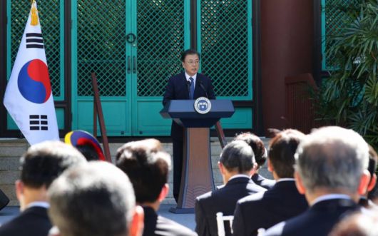 [호놀룰루=뉴시스 김진아 기자 = 문재인 대통령이 22일(현지시간) 미국 하와이대 한국학 연구소에서 열린 독립유공자 훈장 추서식에서 발언하고 있다. 2021.09.23.