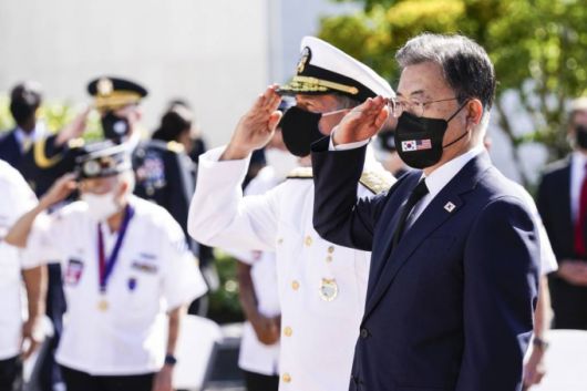 [호놀룰루=뉴시스 김진아 기자 = 문재인 대통령이 22일(현지시간) 미국 하와이 펀치볼 국립묘지를 찾아 참배하고 있다. 2021.09.23.