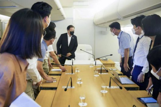 [호놀룰루=뉴시스] 김진아 기자 = 제76차 유엔총회와 하와이 순방 일정을 마친 문재인 대통령이 23일 청와대 출입 기자들과 간담회를 위해 공군 1호기 회의실에 들어서며 인사하고 있다. 2021.09.24.