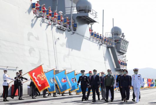 [포항=뉴시스] 김진아 기자 = 문재인 대통령과 김정숙 여사가 1일 경북 포항 영일만 해상 마라도함에서 열린 제73주년 국군의 날 기념식에 합동기수단의 도열을 받으며 참석하고 있다. 2021.10.01.